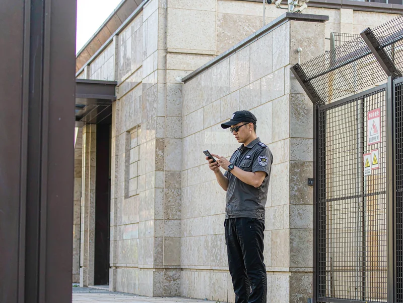让安防响应从分钟级缩到秒级 安保人员通过云边端协同系统实时接收报警推送